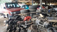 Berbeda dengan Kholik, Rossi akan menjual utuh mobil bila ada yang berminat. Saya akan jual kalau ada yang minat, kalau dipotong-potong nanti kalau ada yang pesan, memang untung lebih banyak jual komponen satu per satu, tapi bila modal sudah balik sekitar Rp 1,5 Juta, bisa juga kita potong buat dikiloin, katanya kepada detikOto. Foto: Ridwan Arifin