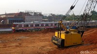 Kereta Commuter Line melintas di sekitar proyek tol Kunciran-Serpong.