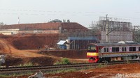 Kereta Commuter Line melintas di sekitar proyek tol Kunciran-Serpong.