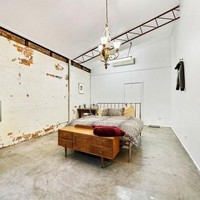 Kamar tidur bergaya vintage yang cukup luas. Dinding berwarna putih pun memberi kesan bersih pada ruangan. Foto: Dok. Bored Panda