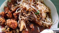 Siapa yang ngga ngiler meliat tampilannya? Kuah lontong jadi keruh kecokelatan. Tahu dan mendol jadi sedikit lembek direndam kuah enak ini. Nyam! Foto : Instagram @yudiehartono