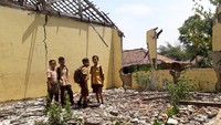Foto: Salah satu ruangan bahkan sudah rata dengan tanah. Puing-puing bangunan tampak berserakan. (Isal Mawardi-detikcom)