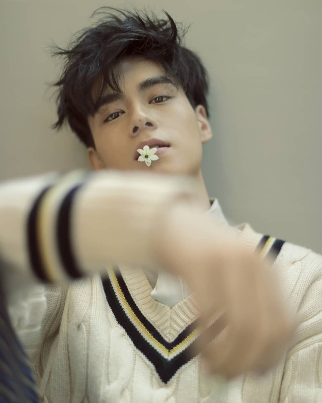 Aktor tampan berusia 24 tahun ini adalah Hu Yitian. Hu dikenal secara luas setelah membintangi web series pada 2017, A Love So Beautiful. Foto: Instagram