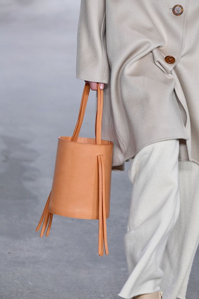 Tas bucket minimalis pada koleksi Mansur Gavriel. Foto: Dok. Vogue