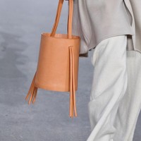 Tas bucket minimalis pada koleksi Mansur Gavriel. Foto: Dok. Vogue