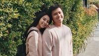 Joshua dan Clairine seoalah tak peduli dengan tudingan netizen soal orang ketiga. Dok. Instagram/clairineclay