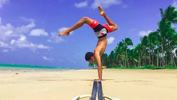 Yoga di atas sandal. Foto: via Brightside