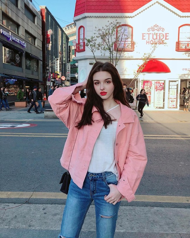 Perkenalkan Karimova Elina, dara cantik kelahiran 22 April 1998. Menginjak 21 tahun, sosoknya kini begitu populer di media sosial. Foto: Instagram