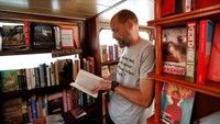Jon, merupakan salah satu pemilik toko buku unik tersebut. Ia dan temannya menamai toko buku itu dengan Word on The Water, sebuah toko buku yang tak hanya menjadi surga bagi para pecinta buku tetapi juga menarik minat masyarakat lainnya untuk berkunjung ke toko buku mengambang tersebut. Peter Cziborra/Reuters.