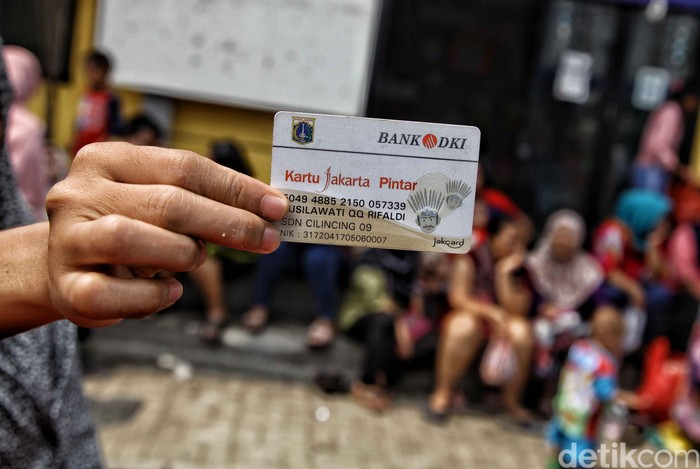 Sejumlah warga di Cilincing, Jakut, rela antre menunggu sembako murah KJP. Antrean tersebut berlangsung di RPTRA Cilincing.