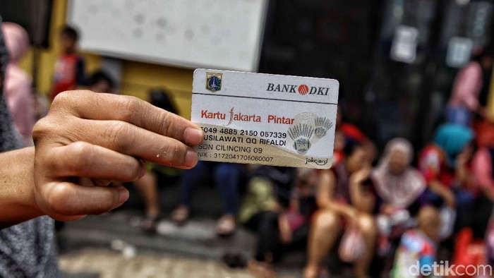 Sejumlah warga di Cilincing, Jakut, rela antre menunggu sembako murah KJP. Antrean tersebut berlangsung di RPTRA Cilincing.