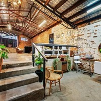 Ruangan berkonsep open space dengan berbagai furnitur bergaya vintage. Mulai dari sofa, kursi, meja kopi hingga bantal hias. Foto: Dok. Bored Panda