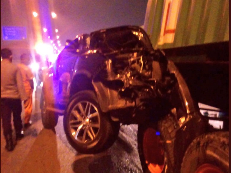 Mobil Ringsek Akibat Tabrak Kontainer di Tol Cakung Km 53 Mobil Ringsek Akibat Tabrak Kontainer di Tol Cakung Km 53