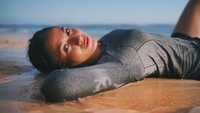 Tak hanya cantik, Aghniny juga gemar liburan ke pantai. Ini posenya saat menikmati hangatnya pasir pantai (@aghninyhaque/Instagram)