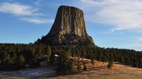 Devils Tower National Monument berlokasi di Wyoming, AS. Tebing batu ini menjulang dengan ketinggian sekitar 386 meter (National Park Service)