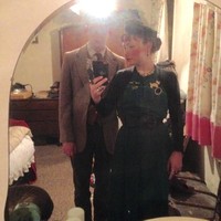 Lydia mengajak pasangannya Scott untuk hidup ala 40an. Mereka pun sering mengunjungi toko barang antik untuk menata rumah dengan konsep jadul. Scott, seperti aku, suka tampilan vintage. Ketika aku pertama kali melihatnya dia seperti pengemudi kereta di tahun 1930an, yang mana aku suka, tutur Lydia. Foto: Instagram @misskittyrouge