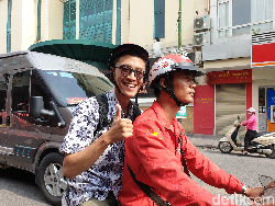 Aksi Abang Ojek Go-Viet Menelusuri Jalanan Hanoi