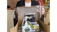 Duh, begini nih gaya Reza Rahadian saat masih berambut panjang. Terlihat fondant berbentuk kamera hingga clapperboard di atas kue ulang tahun ke 27. Foto: Instagram officialpilarez