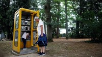 Kotak buku tersebut menyediakan berbagai macam buku pilihan untuk anak-anak dan orang dewasa dalam pameran buku internasional. Stephane Mahe/Reuters.