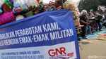 Demo Roy Suryo, Massa Tenteng Perabot Rumah Tangga