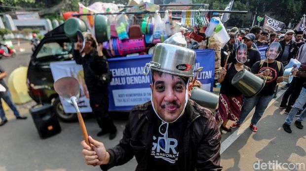 Demo di depan Kantor Partai Demokrat terkait Roy Suryo. 