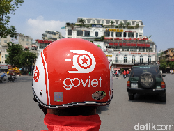Aksi Abang Ojek Go-Viet Menelusuri Jalanan Hanoi