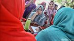 Warga Antre Sembako Murah KJP di Cilincing