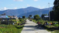 Kampung kedua bernama Irai. Kampung ini adalah yang pertama memiliki jalan beton di dalamnya. Selain kampung ini, wisatawan yang ke sana akan melewati jalan tanah biasa (Masaul/detikTravel)