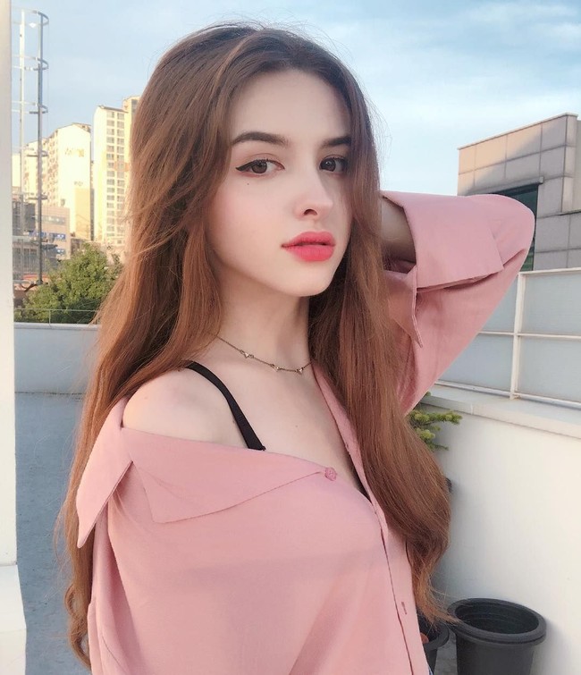 Dengan paras cantik Elina, tentu tak sulit baginya untuk terkenal di Korea. Dia pun kini berkarier sebagai model di Negeri Gingseng. Foto: Instagram