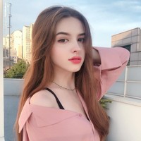 Dengan paras cantik Elina, tentu tak sulit baginya untuk terkenal di Korea. Dia pun kini berkarier sebagai model di Negeri Gingseng. Foto: Instagram