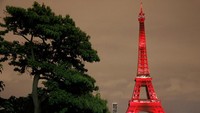 Menara Eiffel tampak berbeda malam tadi. Kilau cahaya warna-warni tampak menghiasi bangunan ikonik dan bersejarah warga Paris itu dalam festival lampu Perayaan 160 tahun hubungan diplomatik Prancis dan Jepang, di Paris, Jumat (14/9/2018) waktu setempat. Charles Platiau/Reuters.