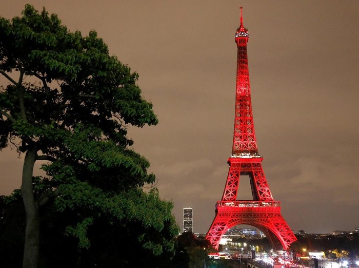 Perayaan hubungan diplomatik Perancis dan Jepang semakin meriah dengan festival lampu di Menara Eiffel. Kilau warna yang indah menghiasi bangunan bersejarah itu