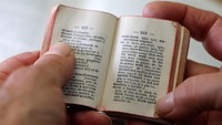 Adapula sebuah buku terkecil di dunia yang dijual di salah satu toko buku di kota Bordeaux, Prancis. Regis Duvignau/Reuters.