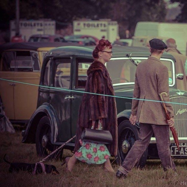 Hidup seperti pasangan jadul, mereka pun mengadopsi kebiasaan-kebiasaan di zaman itu, seperti membaca koran hingga menonton film lawas. Mereka tidak punya televisi dan hanya menggunakan telepon dan iPad kadang-kadang. Meski begitu Lydia masih sering mengunggah foto di Instagram. Foto: Instagram @misskittyrouge
