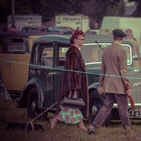 Hidup seperti pasangan jadul, mereka pun mengadopsi kebiasaan-kebiasaan di zaman itu, seperti membaca koran hingga menonton film lawas. Mereka tidak punya televisi dan hanya menggunakan telepon dan iPad kadang-kadang. Meski begitu Lydia masih sering mengunggah foto di Instagram. Foto: Instagram @misskittyrouge