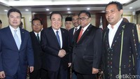 Ketua Parlemen Korea Selatan Moon Hee-Sang berjabat tangan dengan Ketua DPD RI Oesman Sapta Odang.