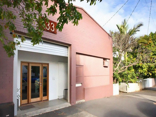 Bangunan ini sudah ada sejak 1950. Dilihat dari luar, tampak seperti gudang tua pada umumnya dengan cat berwarna cokelat dan satu pintu garasi kuno. Tapi seperti dikutip dari Bored Panda, gudang ini disebut-sebut sebagai Rumah Paling Keren di Brisbane. Kamu akan tahu alasannya setelah klik halaman selanjutnya. Foto: Dok. Bored Panda