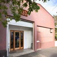 Bangunan ini sudah ada sejak 1950. Dilihat dari luar, tampak seperti gudang tua pada umumnya dengan cat berwarna cokelat dan satu pintu garasi kuno. Tapi seperti dikutip dari Bored Panda, gudang ini disebut-sebut sebagai Rumah Paling Keren di Brisbane. Kamu akan tahu alasannya setelah klik halaman selanjutnya. Foto: Dok. Bored Panda