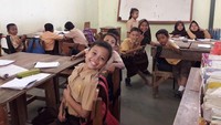 Foto: Ukuran gudang sekitar 20x10 meter, sehingga 6 kelas harus disekat triplek. Meski begitu, para siswa tetap semangat belajar. (Isal Mawardi-detikcom)