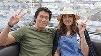 Ke Paris, tidak lupa berfoto di depan Menara Eiffel yang terkenal (Instagram/reinobarack)