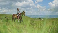 Sebelumnya, Aghniny juga dikenal sebagai salah satu host acara petualangan di televisi tanah air. Ini saat ia traveling ke Sumba (@aghninyhaque/Instagram)