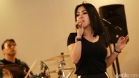 Syahrini sedang disibukan dengan berlatih jelang konsernya pada 20 September nanti. Meski gagal berduet dengan Anang Hermansyah, ia sudah dapat gantinya.  Foto: Palevi S/detikFoto