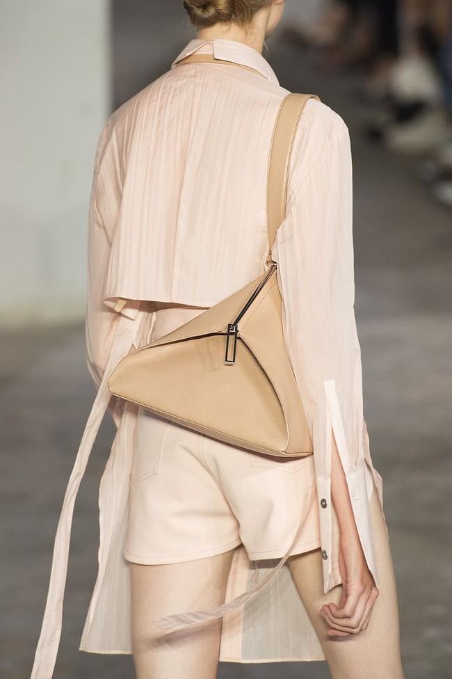 Tas segitiga Dion Lee begitu versatile di segala acara. Foto: Dok. Vogue