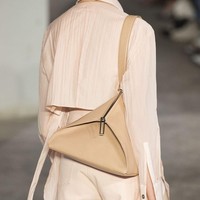 Tas segitiga Dion Lee begitu versatile di segala acara. Foto: Dok. Vogue