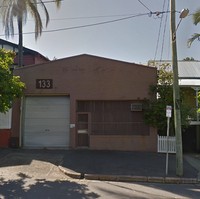 Gudang yang berlokasi di Brisbane, Queensland, Australia Terlihat tua dan suram, ternyata bangunan ini laku terjual dengan harga USD 1,23 juta atau sekira Rp 18,2 miliar. Foto: Dok. Bored Panda