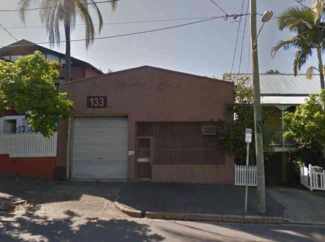 Gudang yang berlokasi di Brisbane, Queensland, Australia Terlihat tua dan suram, ternyata bangunan ini laku terjual dengan harga USD 1,23 juta atau sekira Rp 18,2 miliar. Foto: Dok. Bored Panda