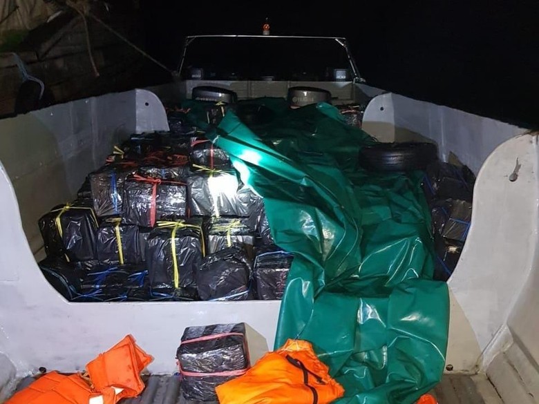 Kapal Berisi 1.200 Botol Miras Ilegal dari Singapura Ditangkap Kapal Berisi 1.200 Botol Miras Ilegal dari Singapura Ditangkap