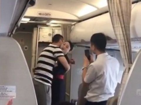 Jiao dipecat karena dilamar kekasihnya di pesawat