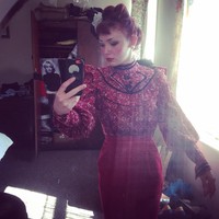 Aku juga suka nilai-nilai tradisional di era itu. Aku selalu berkata pada Scott (pasangan Lydia) aku ingin tidak bekerja dan jadi ibu rumah tangga. Aku tidak tahu tapi ada sesuatu dengan melakukan tugas istri, keliling dan menjaga rumah memberiku rasa bangga. Aku selalu bercanda bahwa aku ibu rumah tangga di tahun 1940an yang sedang training, katanya dilansir Daily Mail. Foto: Instagram @misskittyrouge