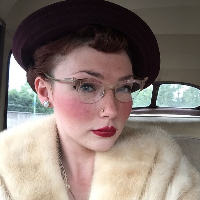 Lydia memang menyukai tampilan fashion vintage di tahun 40an. Namun busana bukan satu-satunya hal jadul yang diterapkannya di keseharian. Seperti ibu rumah tangga di era tersebut, ia pun banyak menghabiskan waktu untuk memasak, menjahit, hingga membaca koran dari pada main gadget. Foto: Instagram @misskittyrouge